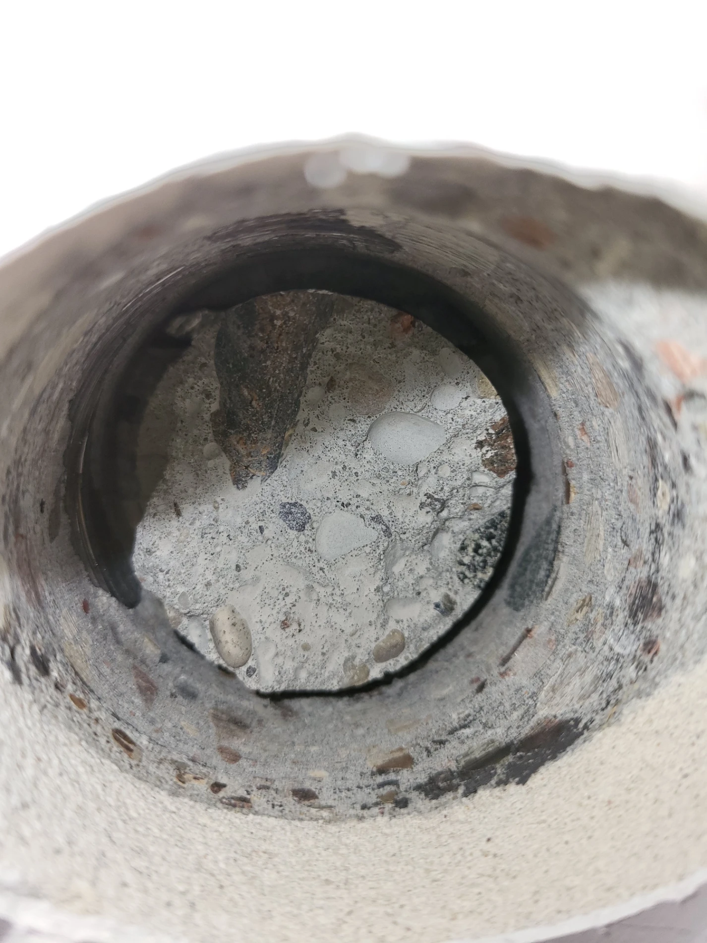 Przewiert w betonie wiertnicą diamentową – montaż klimatyzacji Płock